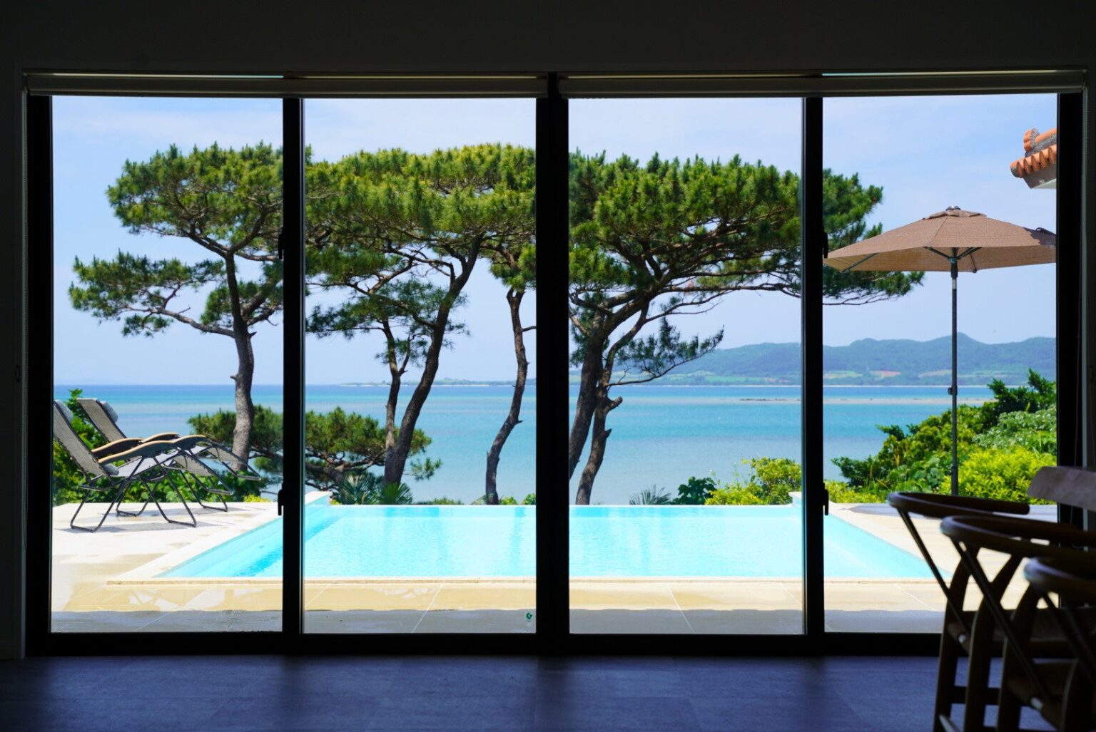 石垣市の一棟貸しヴィラ「呼吸する宿 ISHIGAKI Tida」、名蔵湾を望む専用インフィニティプールを新設