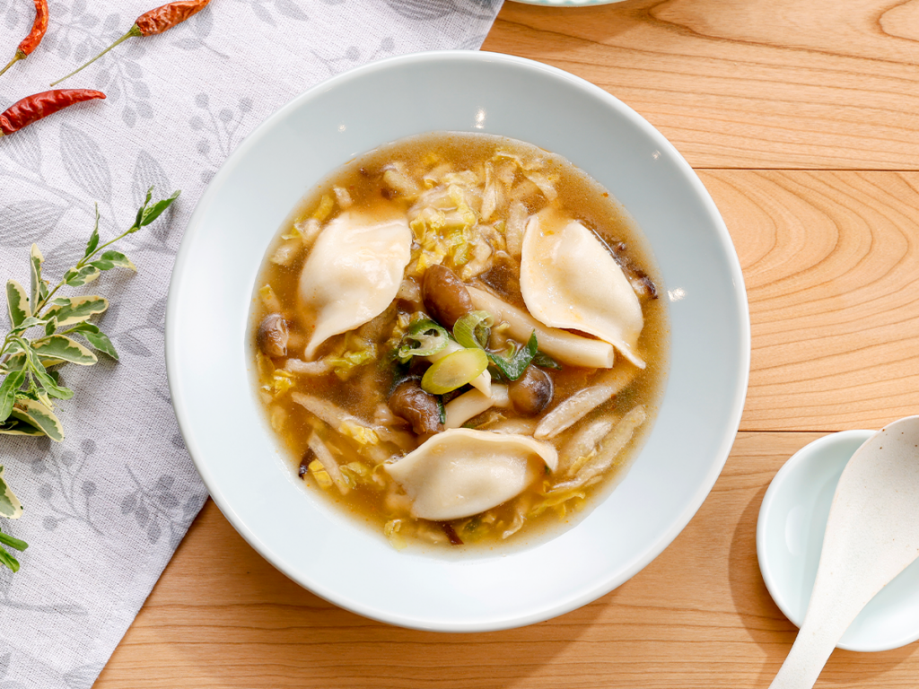 ナッシュ、冷凍宅配食「nosh」に新作「もちもち水餃子の酸辣湯」 1食223kcalで提供