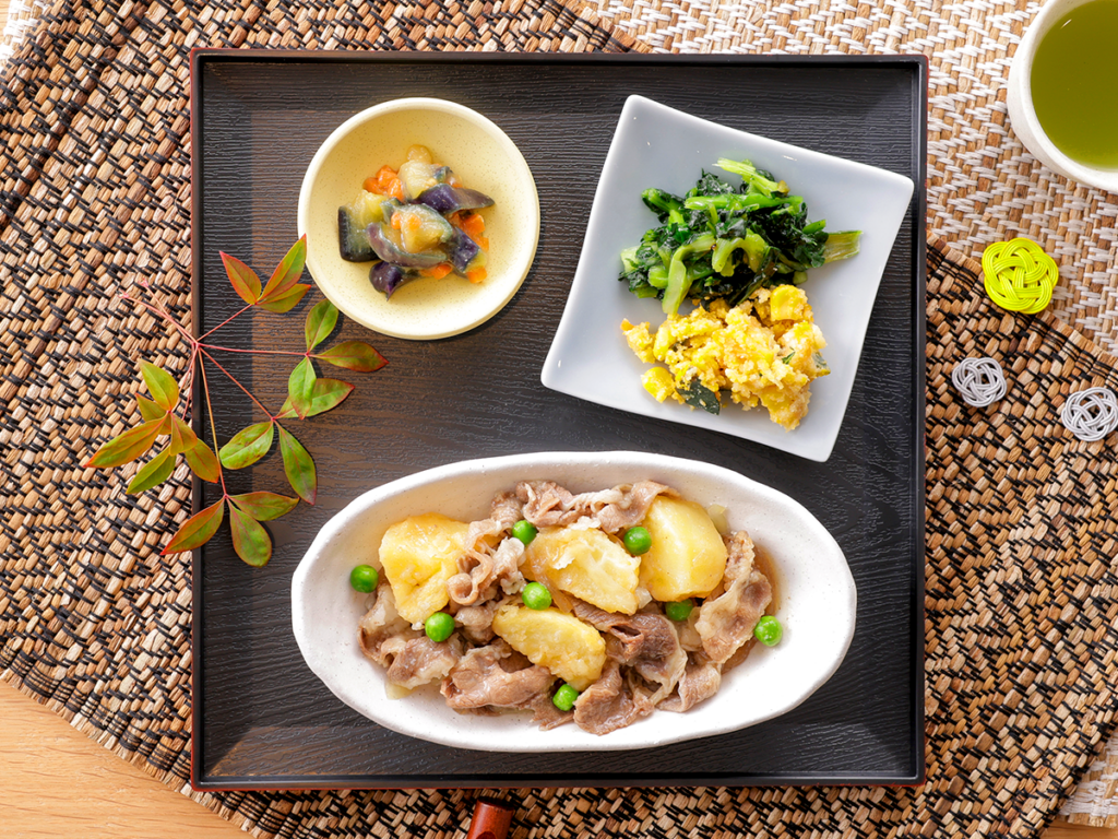 ナッシュ、揚げじゃがで香ばしさを加えた新作「ほくほく肉じゃが」発売