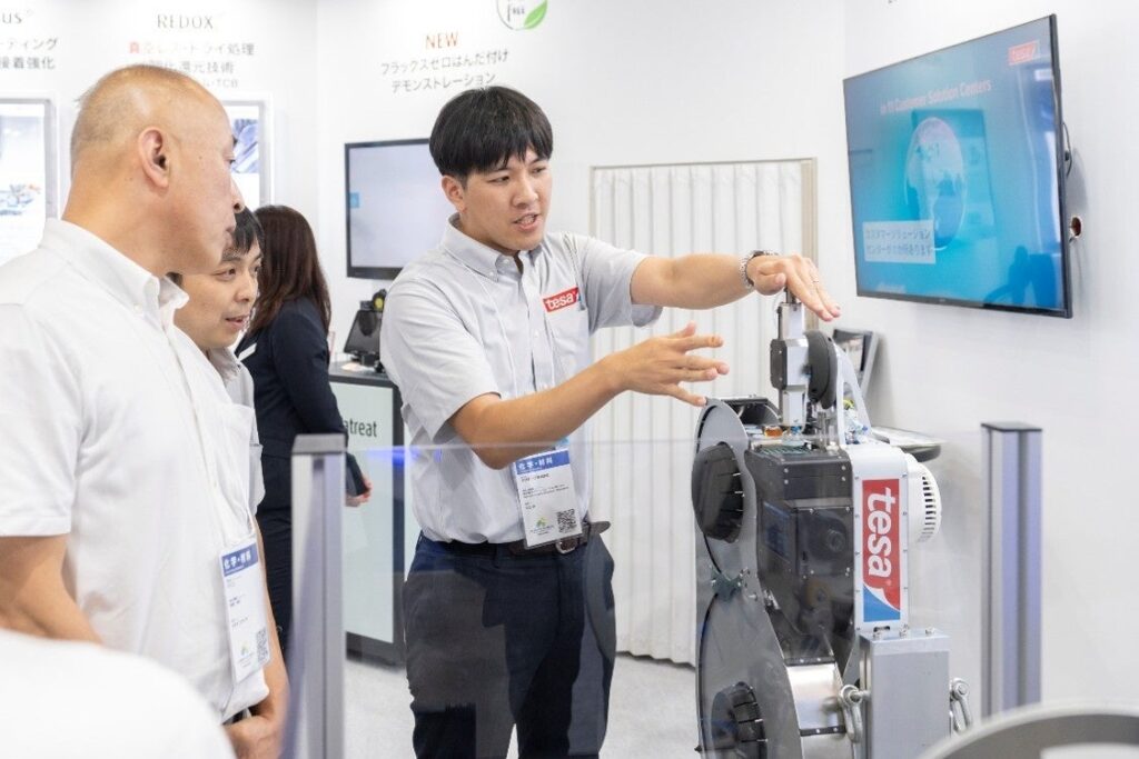 テサテープ、横浜・名古屋でEV電池向け粘着テープと車体シーリング自動化を展示