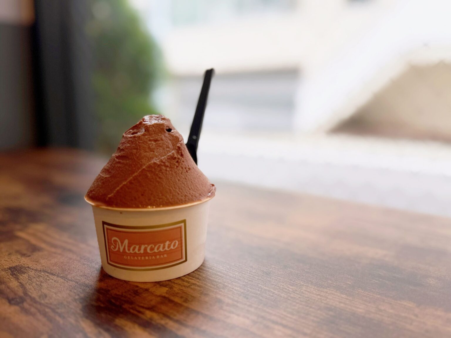 明治「meiji THE Cacao」と浅草マルカートがコラボ、マダガスカル産カカオ100%のダークチョコジェラート発売