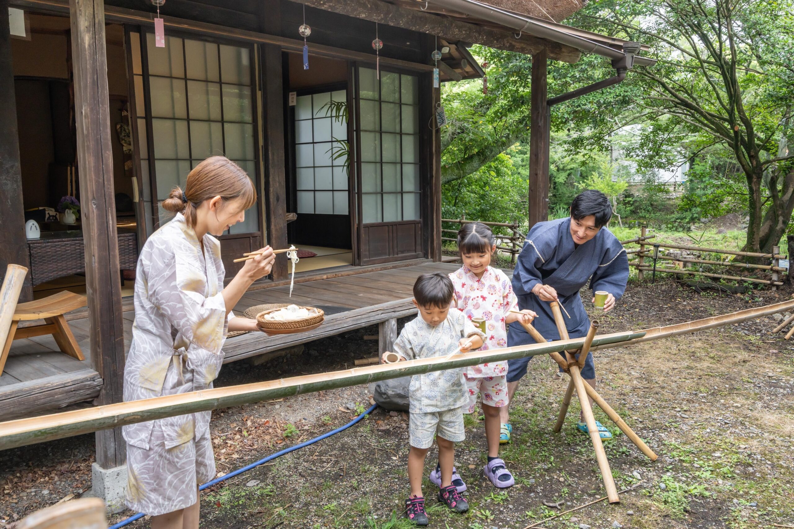合掌造りを背景に竹の流しそうめん　ウッドデザインパーク瀬戸が夏季限定で体験提供