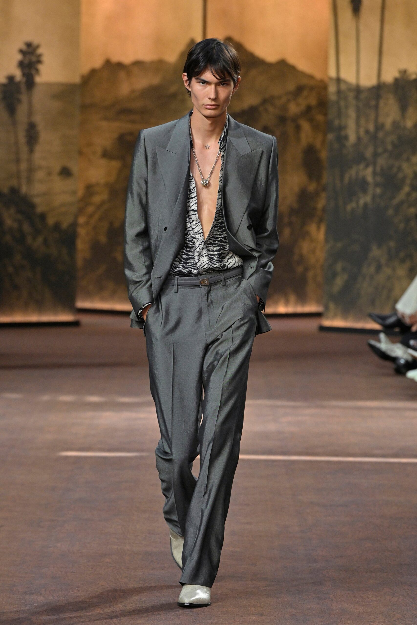 AMIRI、2027年春夏コレクションで新作バッグ「アミリ ビスコット」と初のファインジュエリー協業を公開