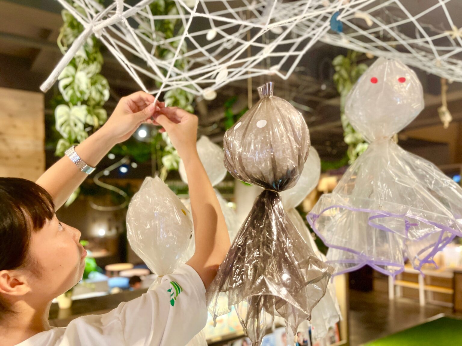 廃棄予定のビニール傘を「てるてる坊主」に再生、熊谷のおふろcafeで梅雨装飾