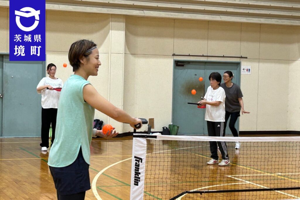 境町民体育館でピックルボール体験教室 地域おこし協力隊の嶋晴菜選手が指導