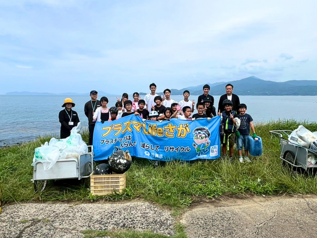 環境の日に唐津・高島で全校児童13人が海ごみ調査 8袋とリヤカー2台分回収、キャップは島形キーホルダーに