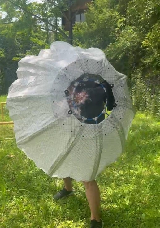 特許取得2か月で実寸試作へ、ACT-Xが熊遭遇時に上半身を覆う携帯防護具を開発