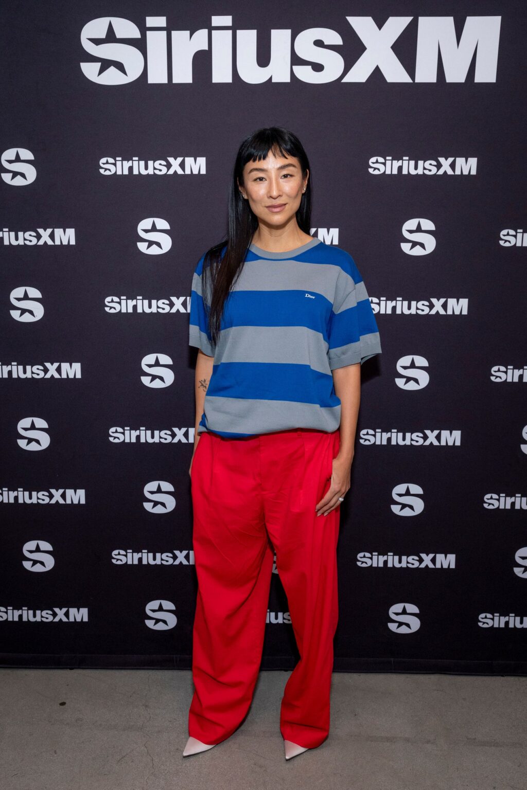 グレタ・リー、シリウスXM番組「FRONT ROW」でディオール衣装を着用