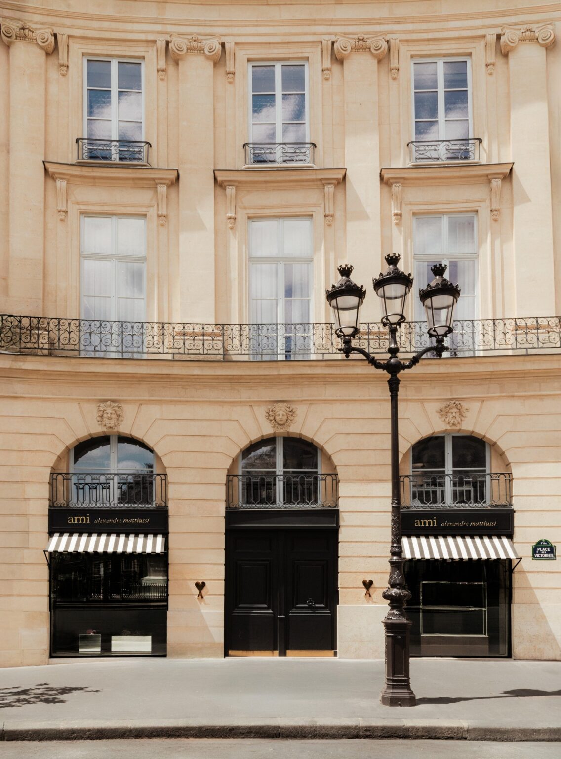 Ami Paris、パリのヴィクトワール広場に新旗艦店 1階184㎡・2階143㎡で限定Tシャツも
