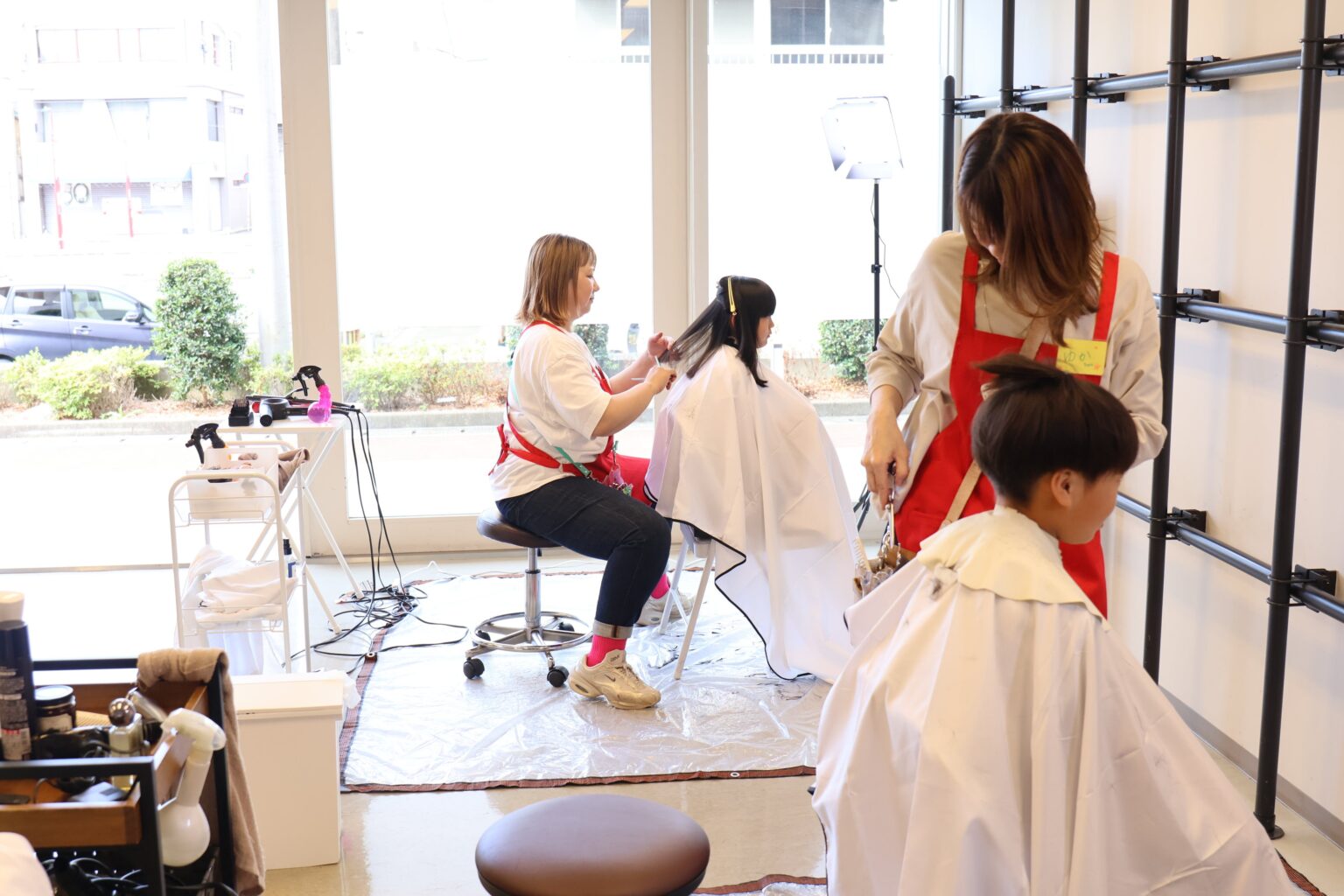 日田市で小学生14人が無料ヘアカットと撮影体験 応募27人の「こども美容院」
