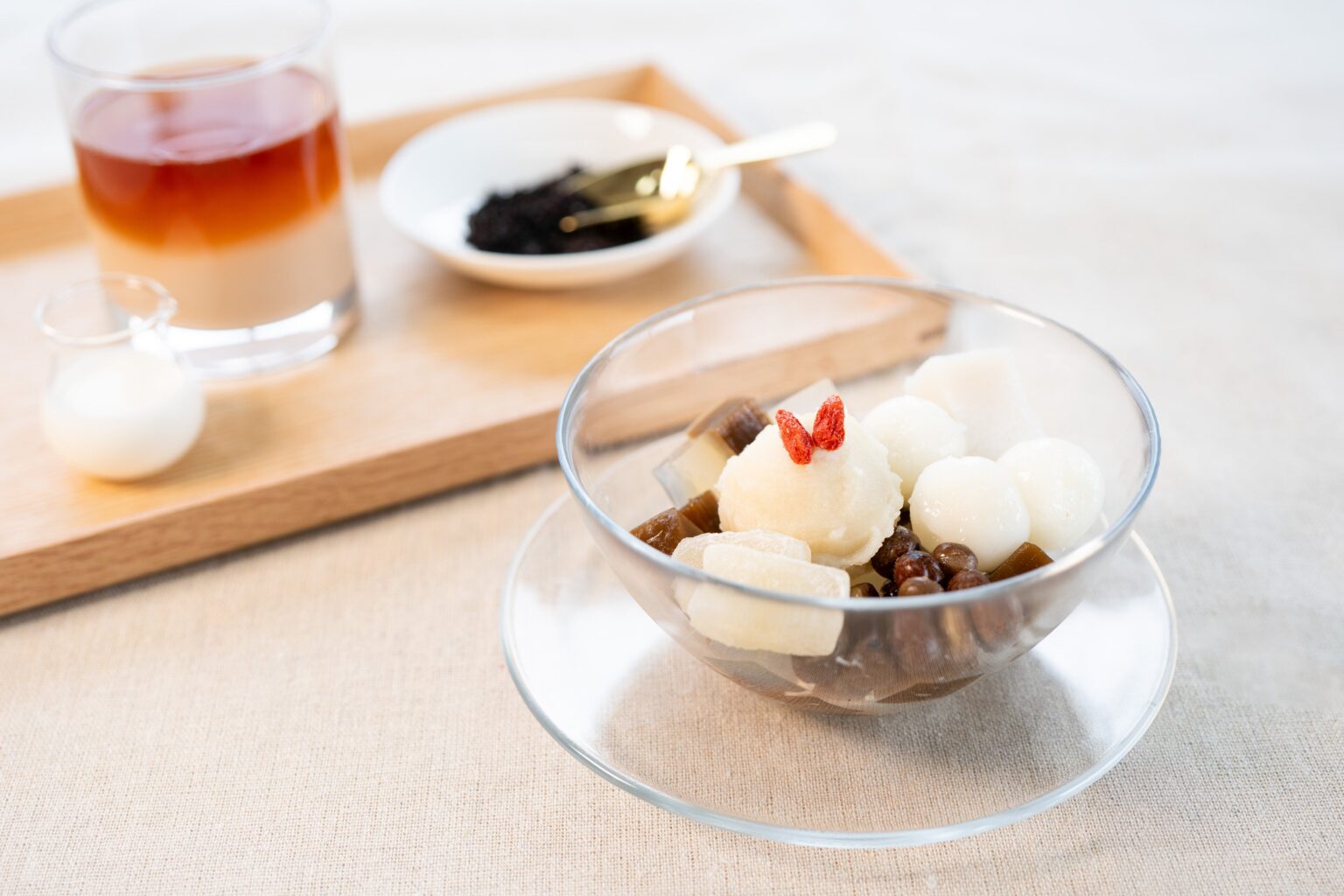船橋屋、紅茶寒天×ミルク餡の「紅茶ミルクあんみつ」期間限定で670円販売