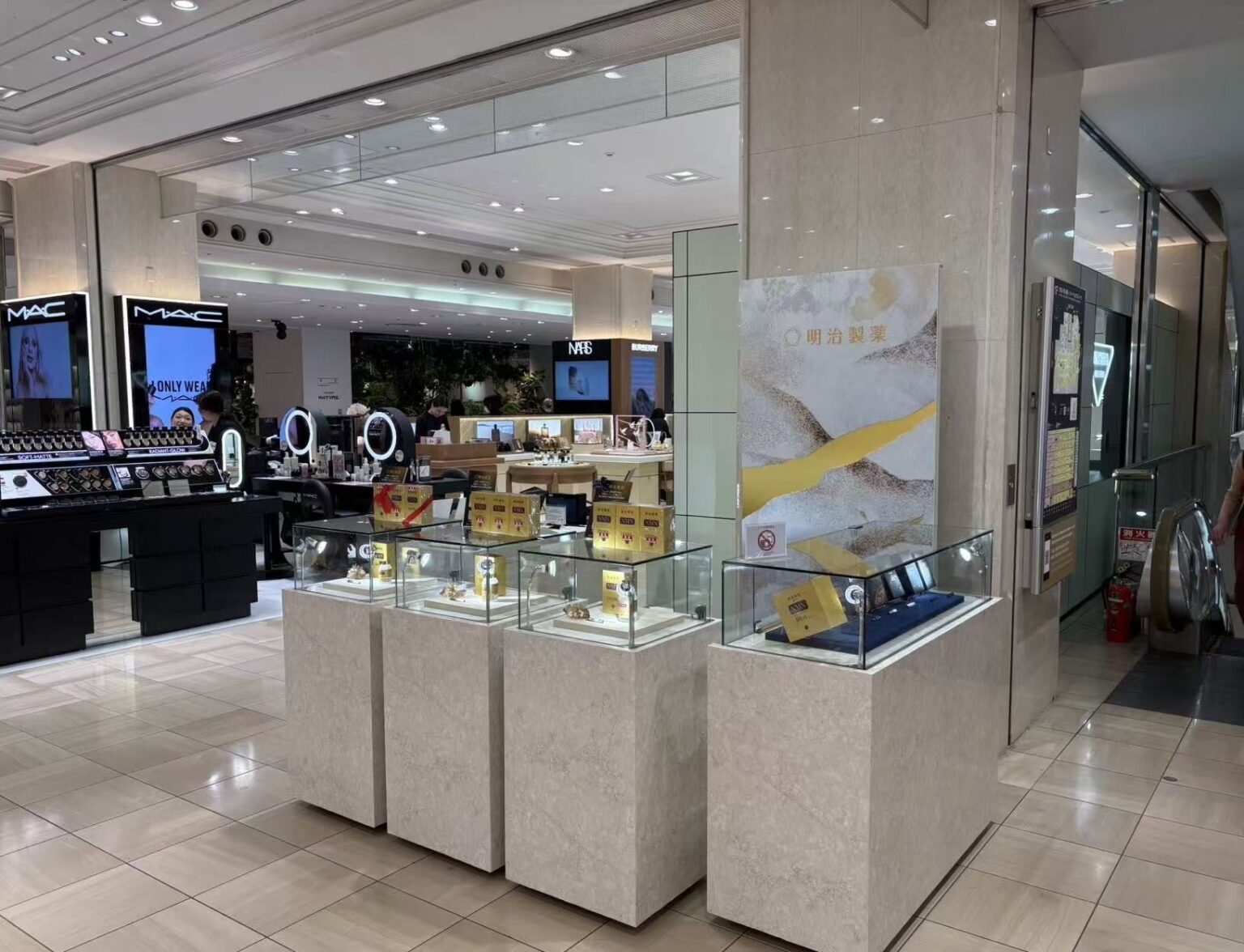 京都高島屋で明治製薬NMNシリーズのポップアップ、限定3個セット最大40万6004円