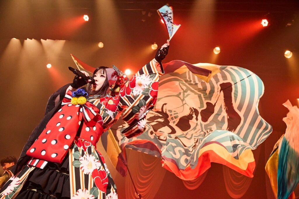 鈴華ゆう子、ソロ10周年ライブ開催 東名阪ツアーと衣装・写真展も発表