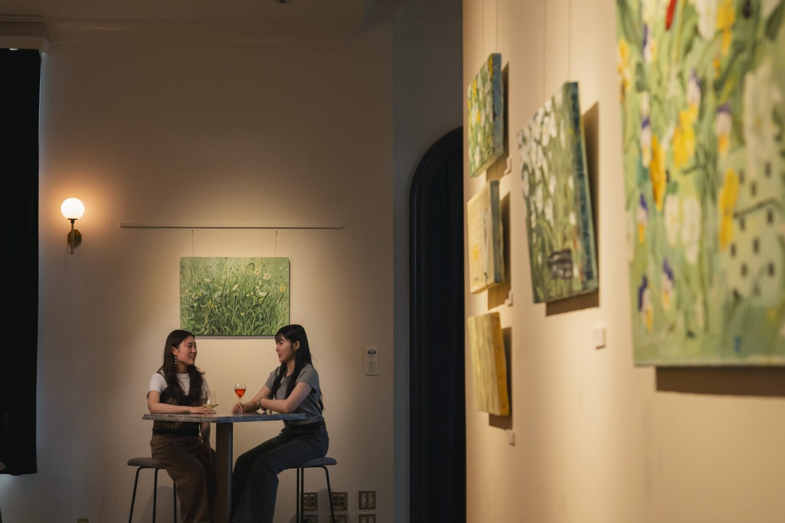 小樽のUNWIND GALLERYでSARU 1展、花と植物の作品25点を無料展示 限定カクテルも