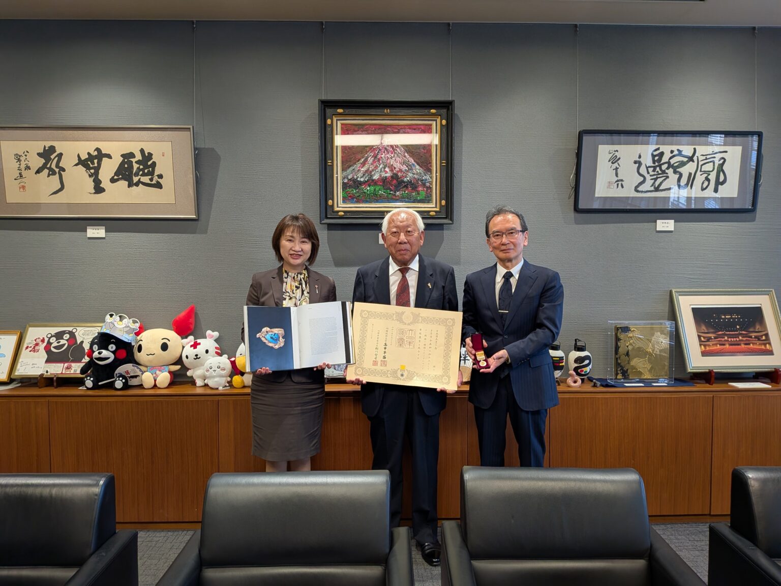 豊島区の貴金属装身具職人・島功氏、令和8年春の黄綬褒章受章を区長に報告