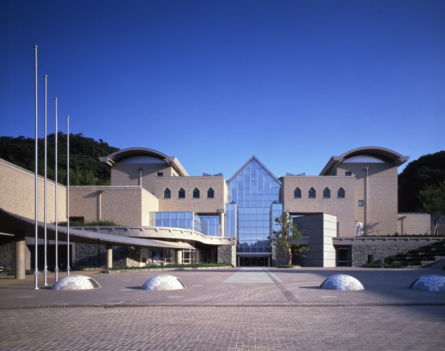 徳島県、近代美術館の学芸員(日本画・洋画)各1人程度を募集 申込は6月30日まで