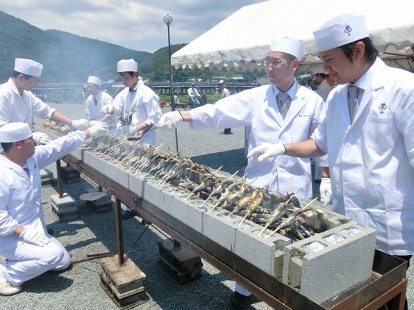 嵐山で「若鮎祭2026」予約制で開催、炭火焼き試食は1日400匹限定