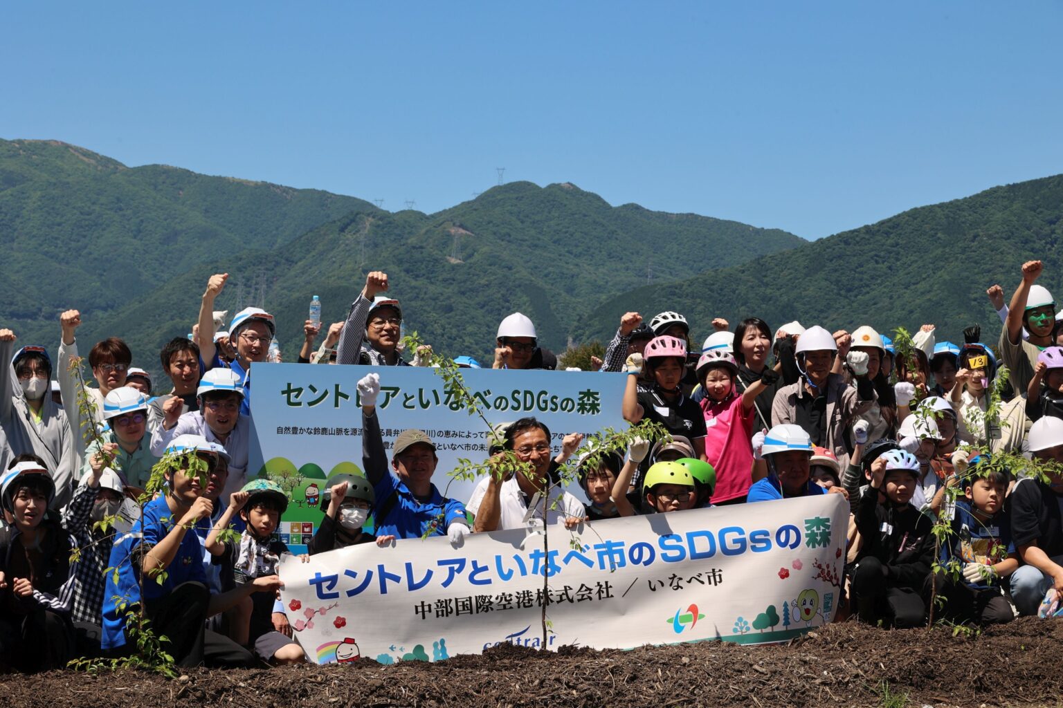 セントレア、いなべ市でしだれ梅90本を植樹 親子60人と新入社員100人が参加