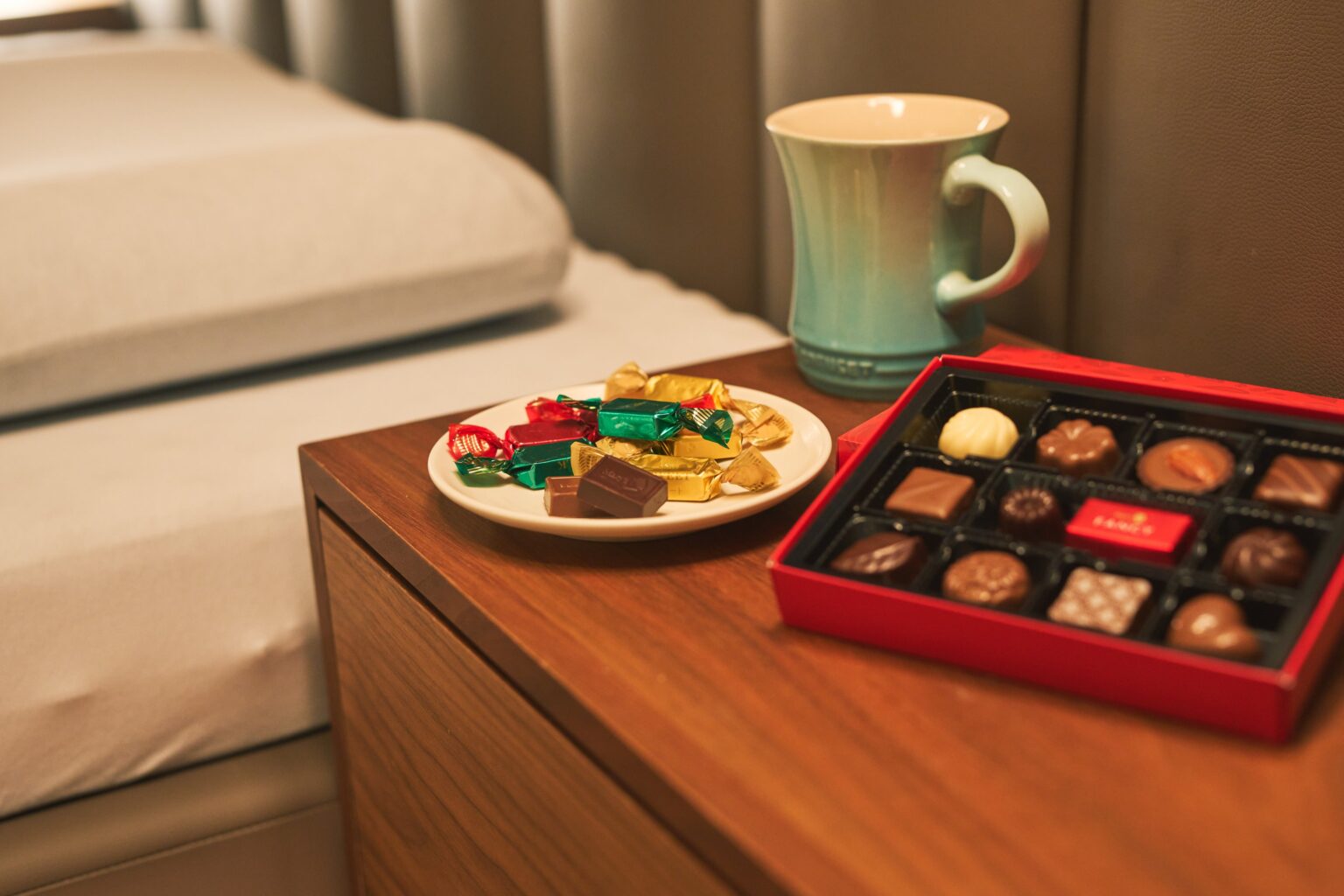 メリーチョコ、公式サイトで「夜チョコ×睡眠」対談 昭和西川社長とチーフショコラティエが提案