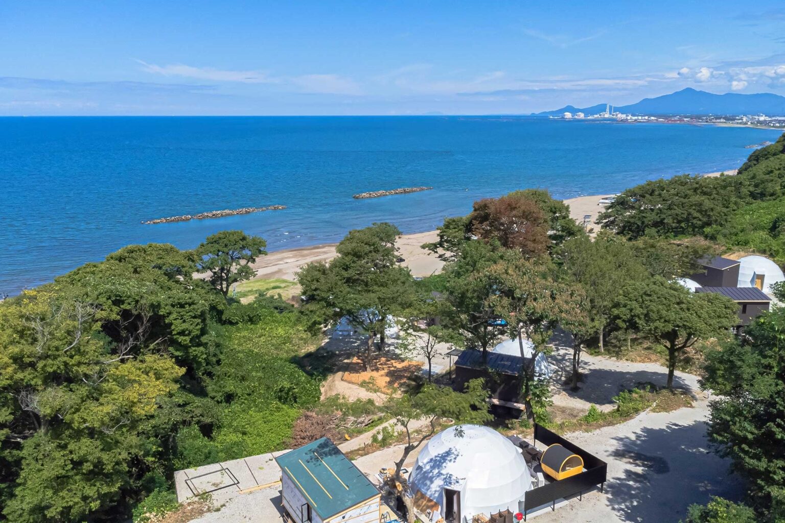 上越のオーシャンビューグランピング「蒼天海峯」、2周年で夏限定インクルーシブ2種と先着20組5,000円OFF