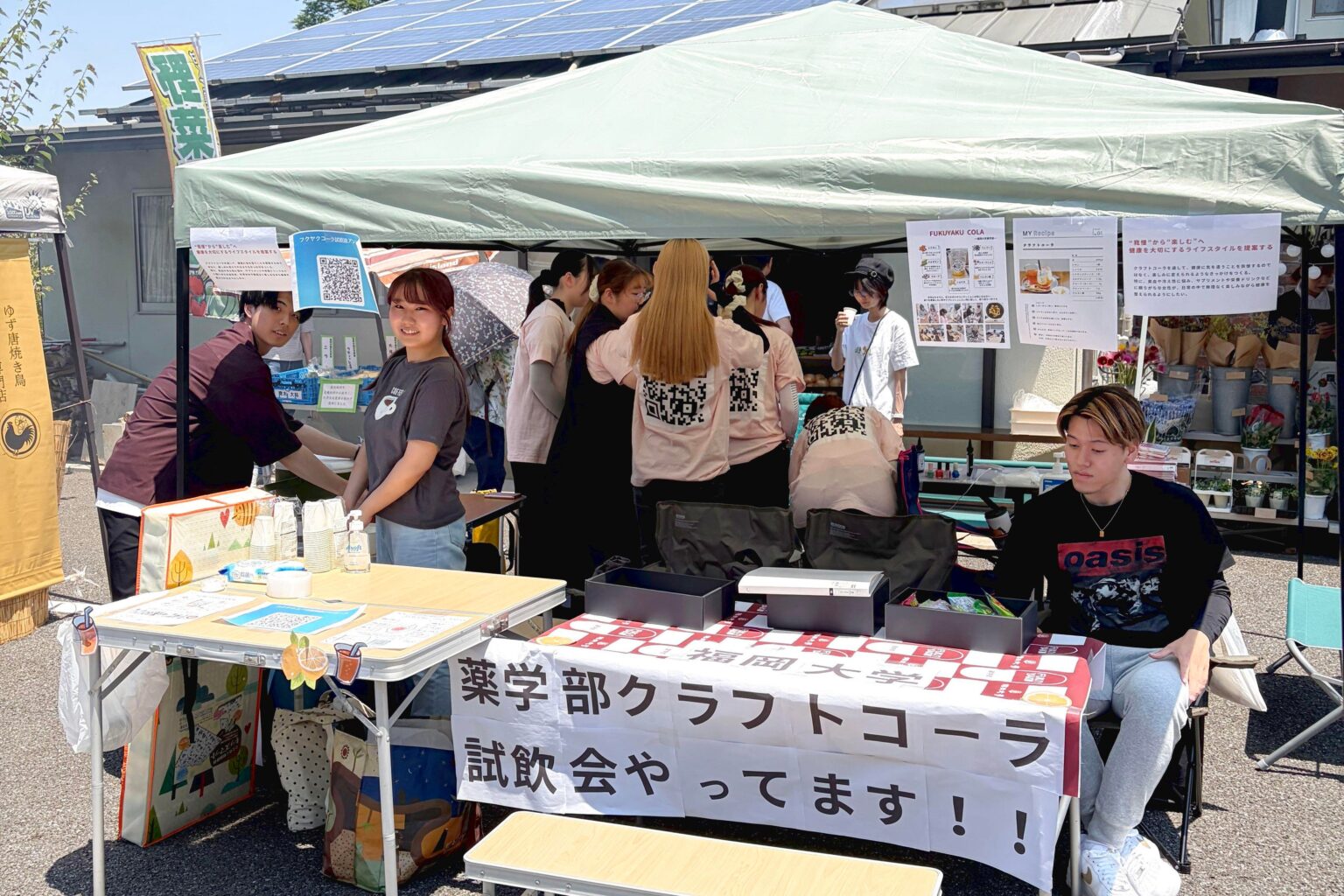 福岡大学薬学部学生、梅林マルシェでクラフトコーラ試飲と廃棄コスメ活用のがん啓発リボン体験