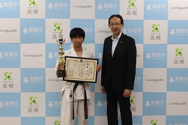 高槻市立第七中3年の濵さん、全日本空手道選手権の重量級で優勝を市長に報告
