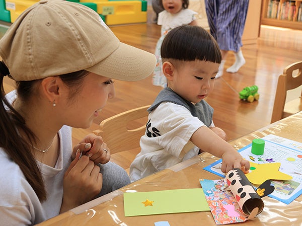高槻市「カンガルーの森」で七夕の笹飾り作り 乳幼児親子が短冊に願い
