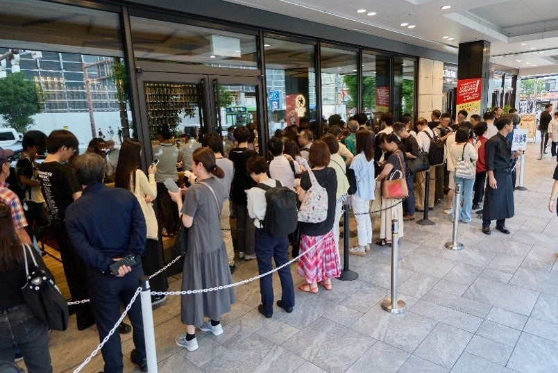 サッポロ黒ラベルの体験拠点「THE BAR OSAKA」梅田に開業、初日は50人超が行列 サッポロ黒ラベルの体験拠点「THE BAR OSAKA」梅田に開業、初日は50人超が行列