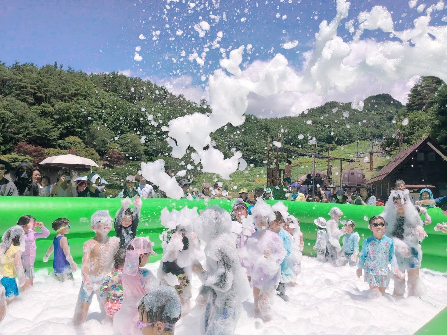 佐久平ハイウェイオアシス「パラダ」で泡の水遊び新設、7/25〜8/23に期間限定オープン 佐久平ハイウェイオアシス「パラダ」で泡の水遊び新設、7/25〜8/23に期間限定オープン