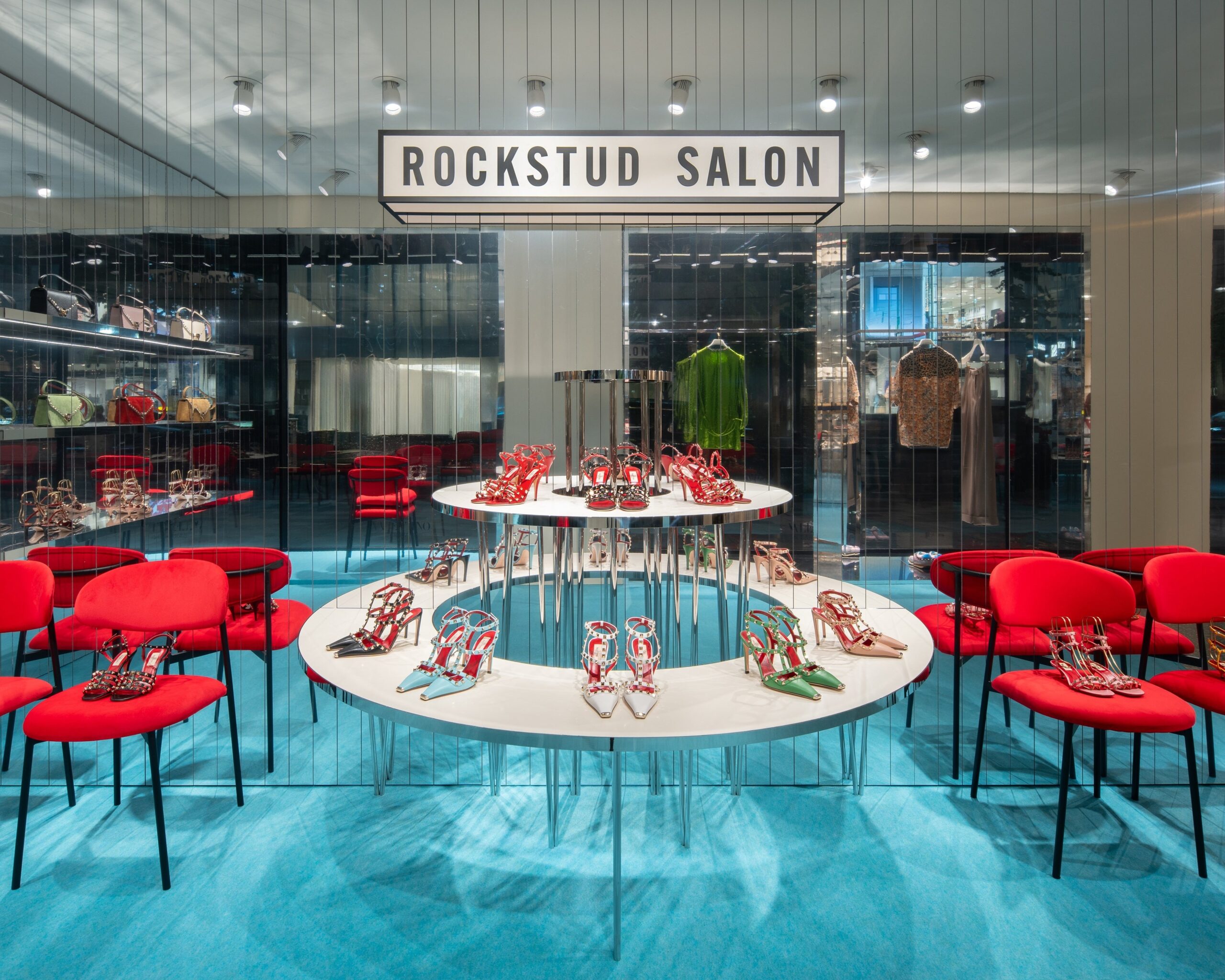 ヴァレンティノ銀座で「ロックスタッズサロン」開幕、7月23日~9月7日まで新作パンプスなど展示 ヴァレンティノ銀座で「ロックスタッズサロン」開幕、7月23日~9月7日まで新作パンプスなど展示