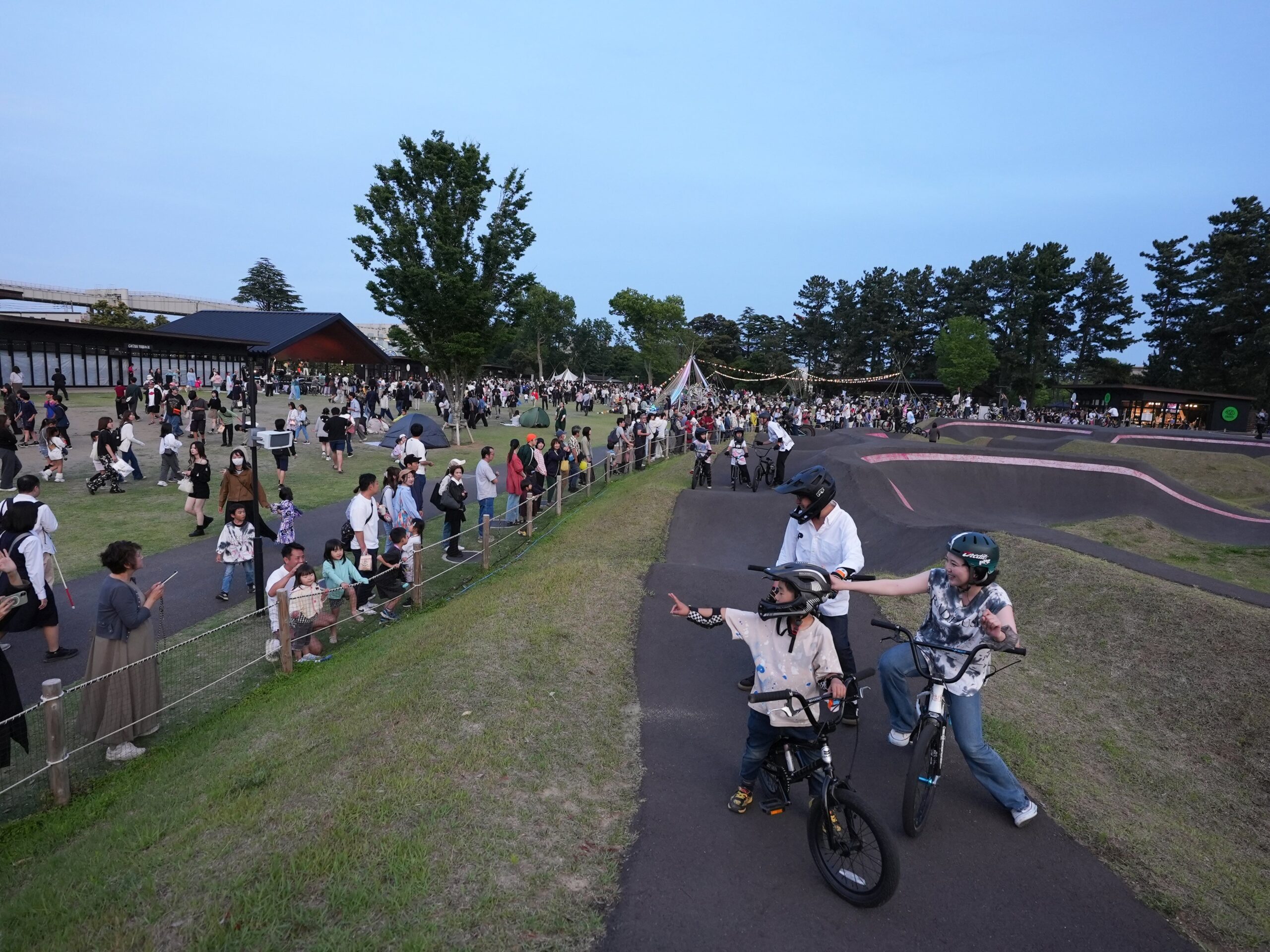 千葉公園のパンプトラックが“走るランウェイ”に 20人超がアップサイクル衣装で走行 千葉公園のパンプトラックが“走るランウェイ”に 20人超がアップサイクル衣装で走行