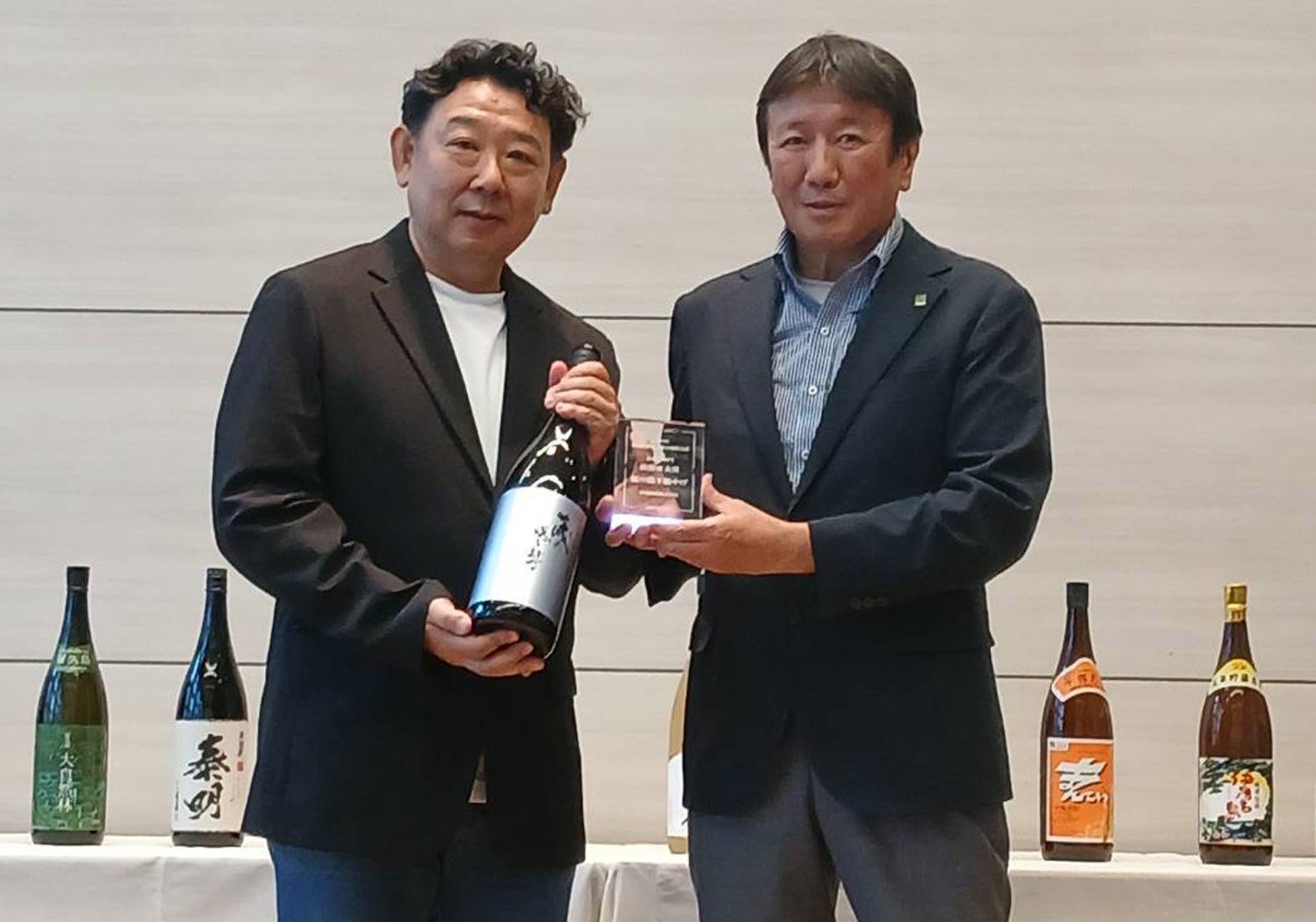 本坊酒造「蔵の隠き魅やげ」が米焼酎最優秀大賞 酒屋119店のブラインド審査で選出 本坊酒造「蔵の隠き魅やげ」が米焼酎最優秀大賞 酒屋119店のブラインド審査で選出