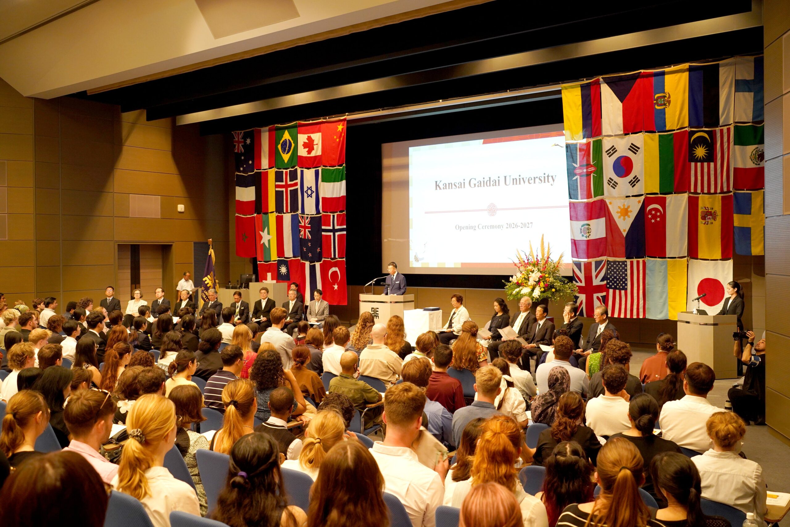 関西外国語大学、9月入学式に449人 38カ国・地域から中宮キャンパスへ 関西外国語大学、9月入学式に449人 38カ国・地域から中宮キャンパスへ