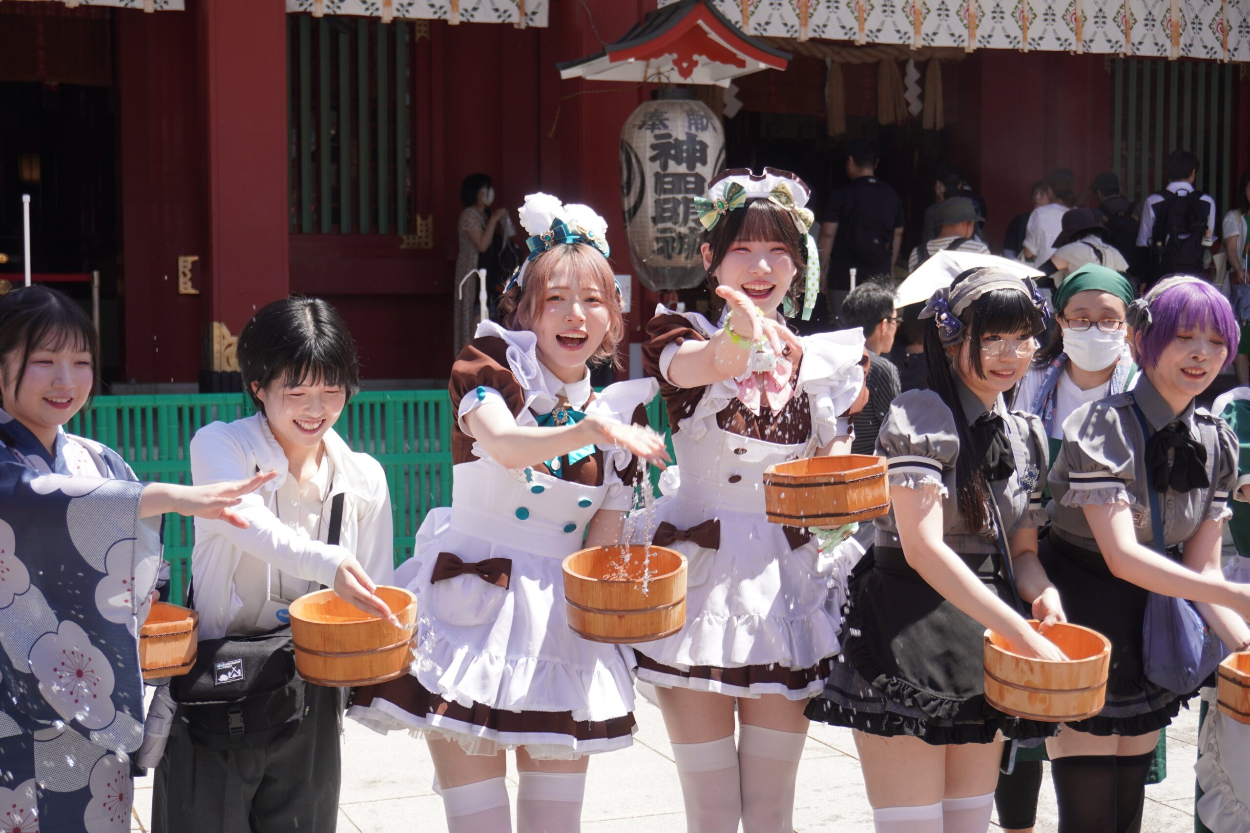 神田明神の「うち水っコ大集合!2026」にあっとほぉーむカフェ参加、打ち水前は地面約41度 神田明神の「うち水っコ大集合!2026」にあっとほぉーむカフェ参加、打ち水前は地面約41度