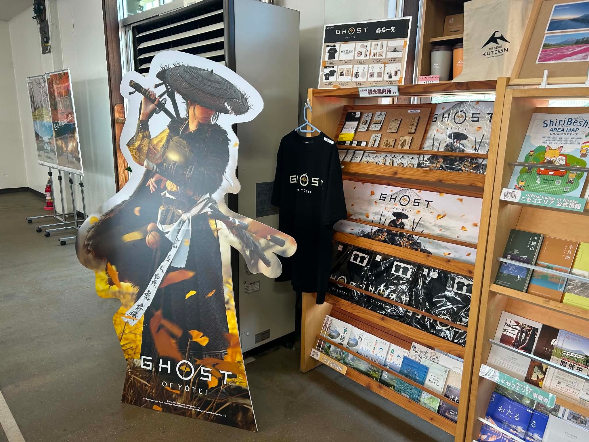 倶知安駅構内でPS5『Ghost of Yōtei』公式コラボグッズ販売、主人公パネルも設置