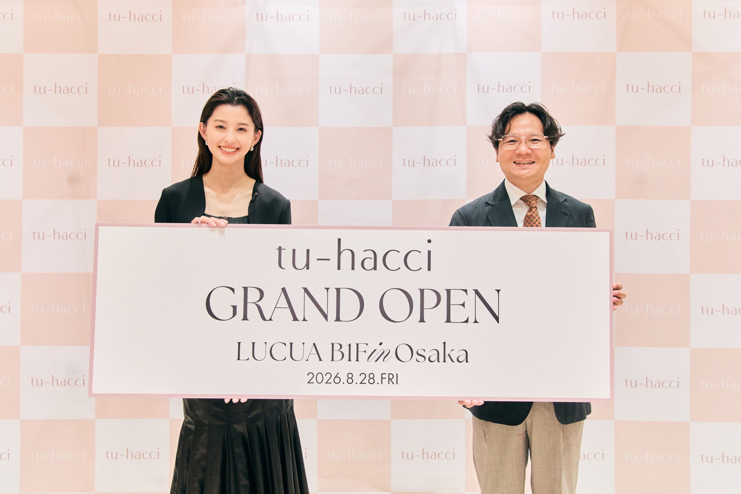 tu-hacciがルクア大阪に初の常設店、朝比奈彩が1日店長イベントで接客体験 tu-hacciがルクア大阪に初の常設店、朝比奈彩が1日店長イベントで接客体験