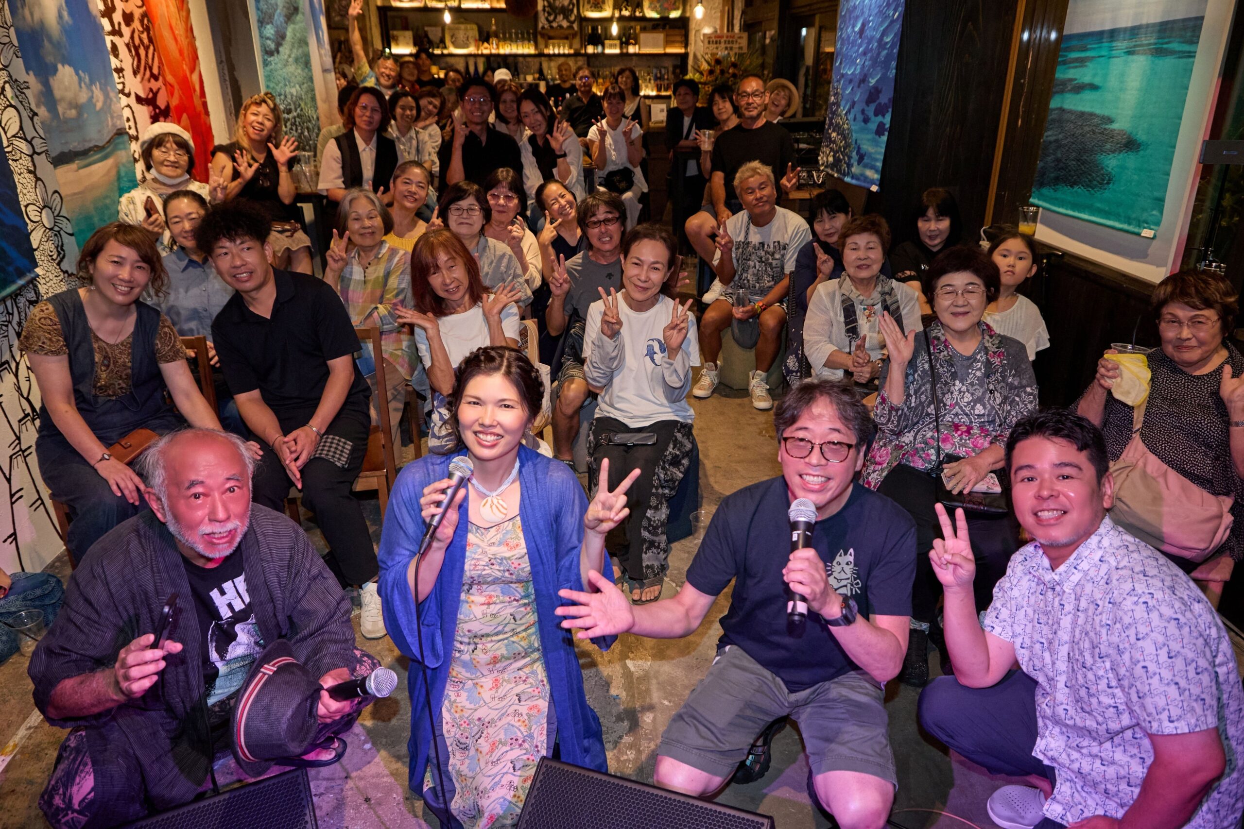 石垣島ホテル ククルで写真家・垂見健吾と歌手・宮良牧子が共演、約50人が写真展記念ライブ