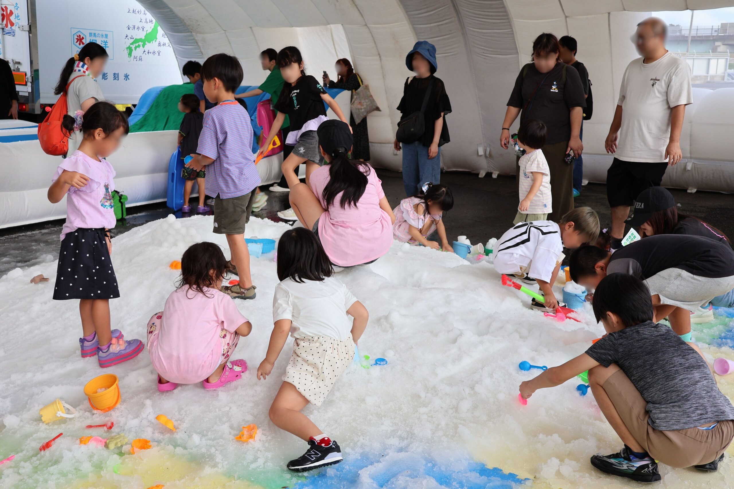 伊勢崎オートで真夏に雪あそび、雪10tで親子211人が体験 オッズ・パークが6日間協賛 伊勢崎オートで真夏に雪あそび、雪10tで親子211人が体験 オッズ・パークが6日間協賛