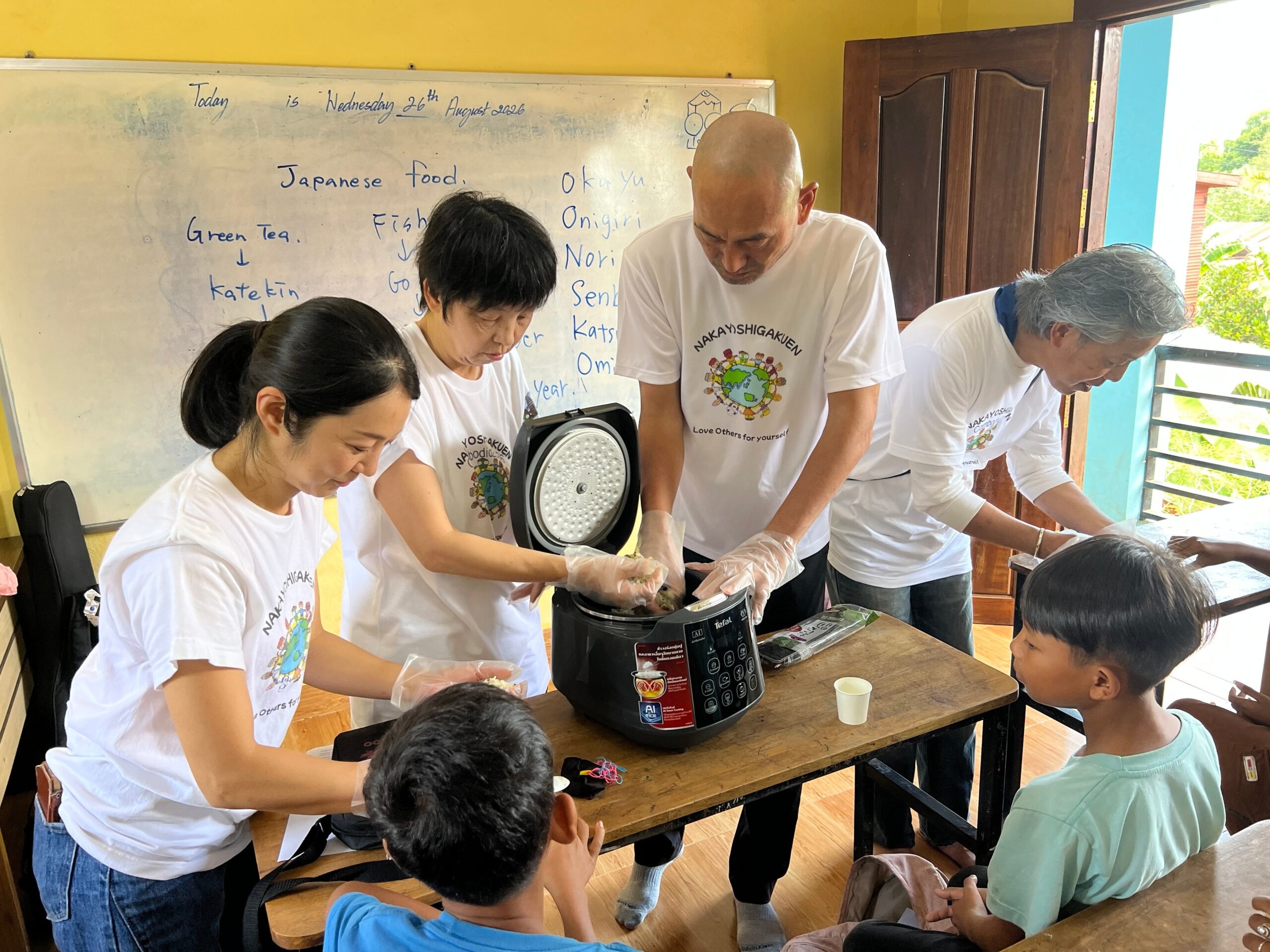 家庭科教諭がカンボジアで「そば打ち」授業、児童約100人と食文化交流