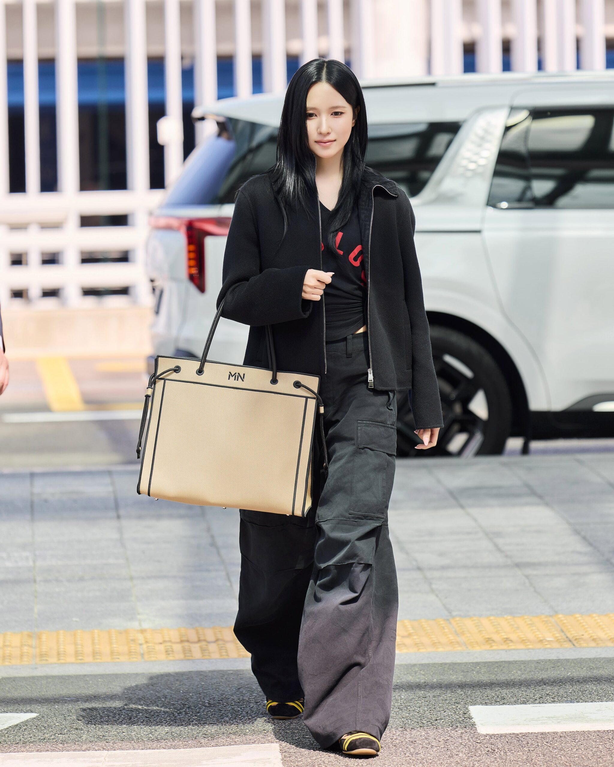 MINA、仁川空港にフェンディ最新ルックで登場 9月23日のミラノSS27ショーへ MINA、仁川空港にフェンディ最新ルックで登場 9月23日のミラノSS27ショーへ