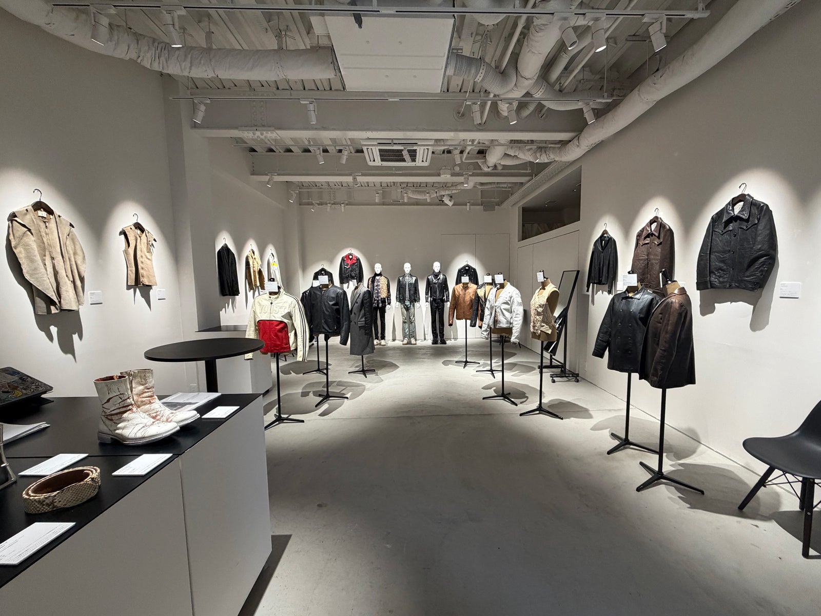 表参道で「レザーとモードのゆくえ展」展示アーカイブ公開、試着・撮影・購入も 表参道で「レザーとモードのゆくえ展」展示アーカイブ公開、試着・撮影・購入も