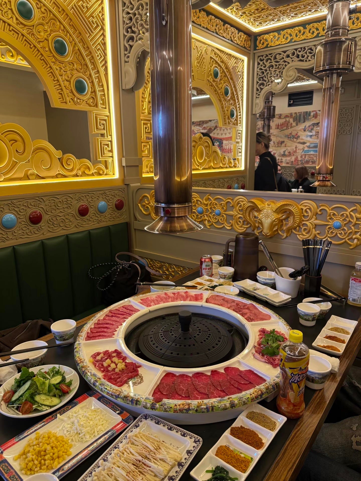 池袋西口にモンゴル「鉄帽焼肉」日本初店、10月21日プレオープン 池袋西口にモンゴル「鉄帽焼肉」日本初店、10月21日プレオープン