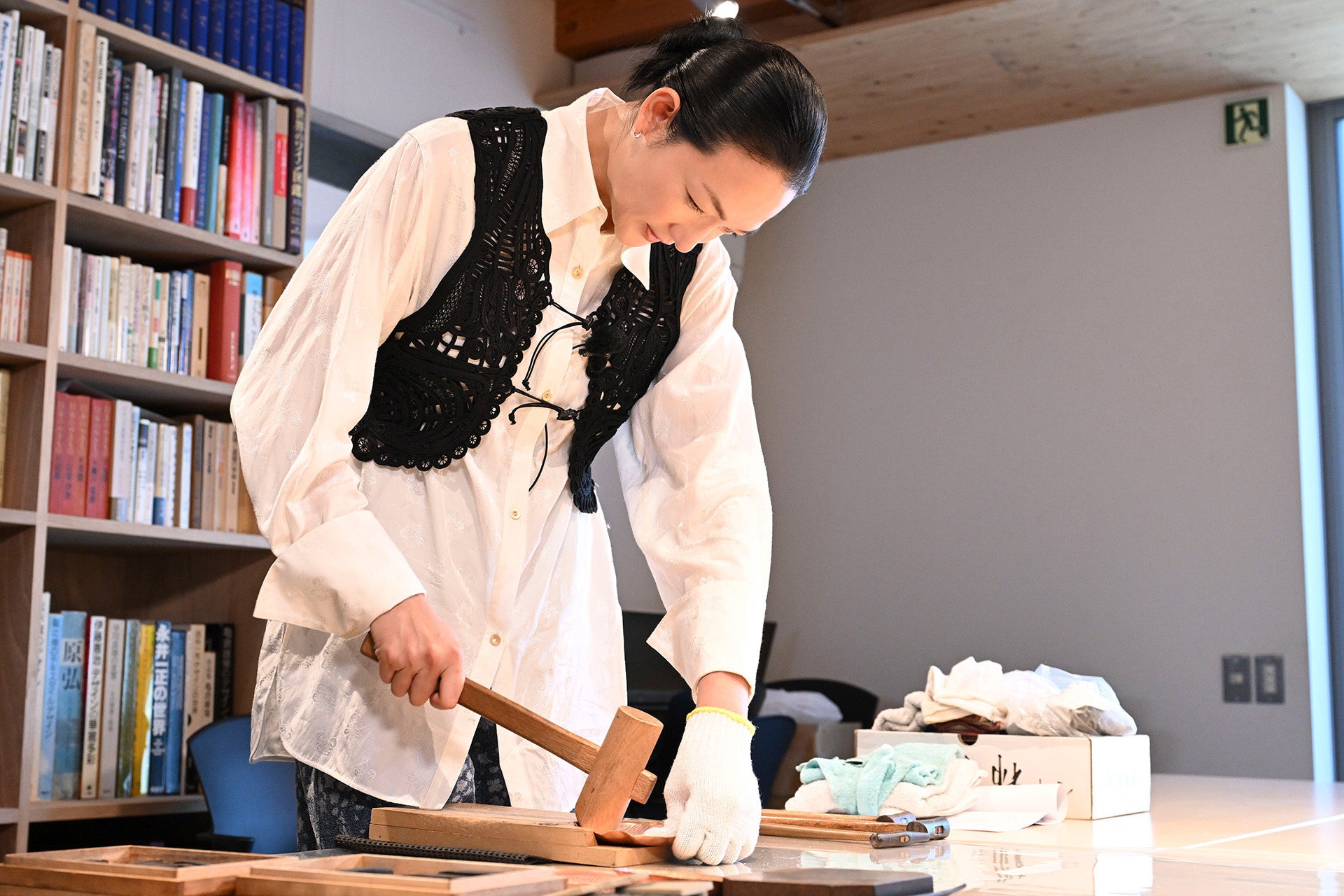 冨永愛、燕市の玉川堂で鎚起銅器の豆皿作り挑戦 BS日テレで2週連続放送へ 冨永愛、燕市の玉川堂で鎚起銅器の豆皿作り挑戦 BS日テレで2週連続放送へ
