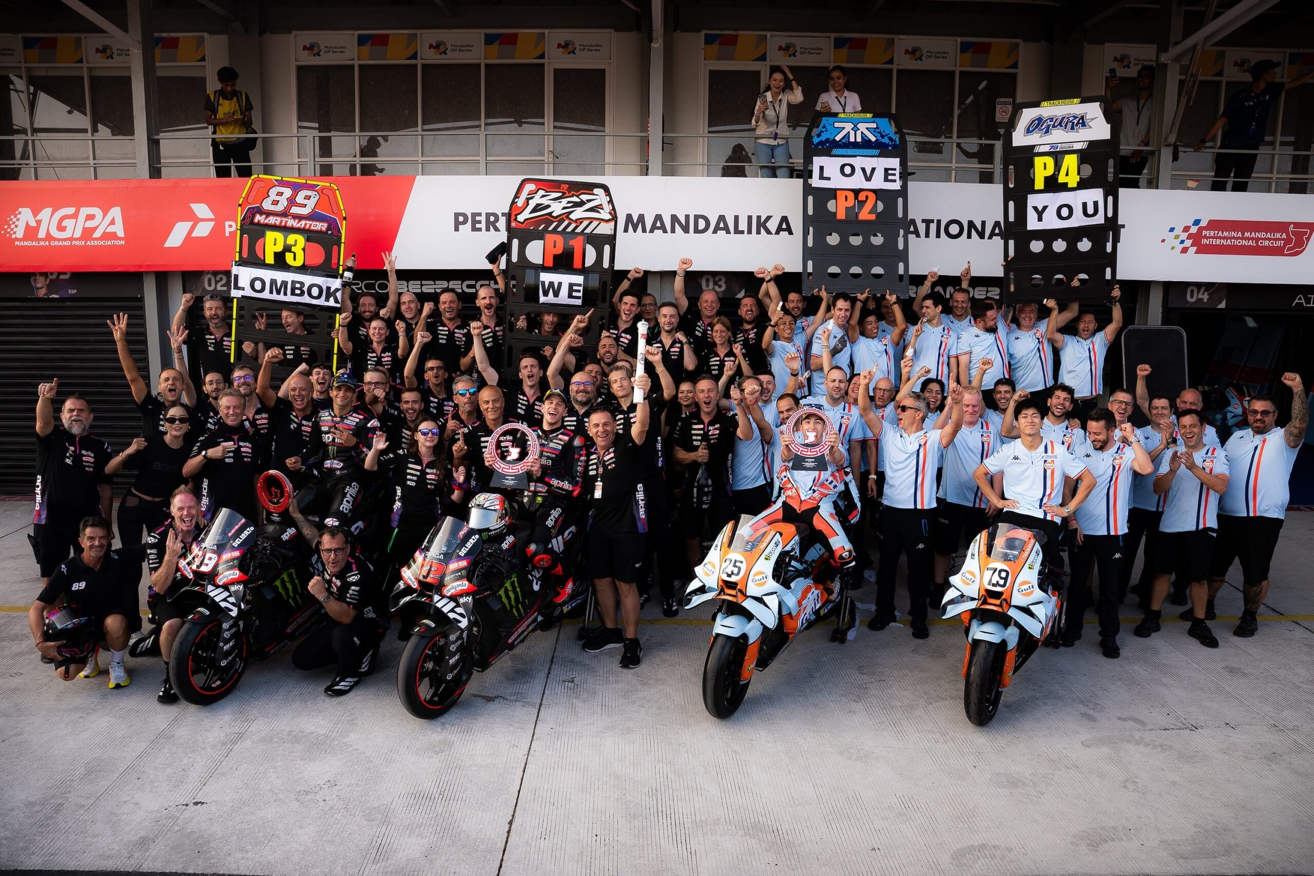アプリリアRS-GP26がMotoGPインドネシアGPでトップ4独占、ベッツェッキ今季5勝目 アプリリアRS-GP26がMotoGPインドネシアGPでトップ4独占、ベッツェッキ今季5勝目