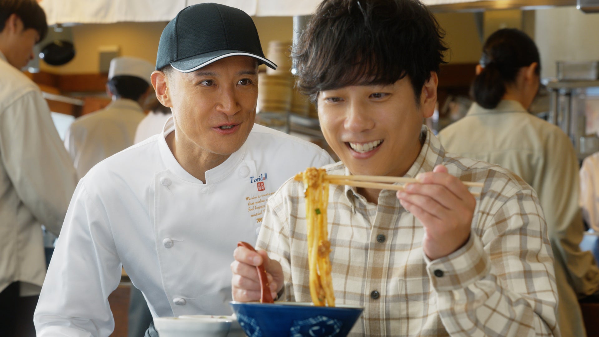 丸亀製麺、新商品「肉辛まぜうどん」訴求の新TVCMを11月1日から全国放送 松岡昌宏さん×二宮和也さん初共演 丸亀製麺、新商品「肉辛まぜうどん」訴求の新TVCMを11月1日から全国放送 松岡昌宏さん×二宮和也さん初共演