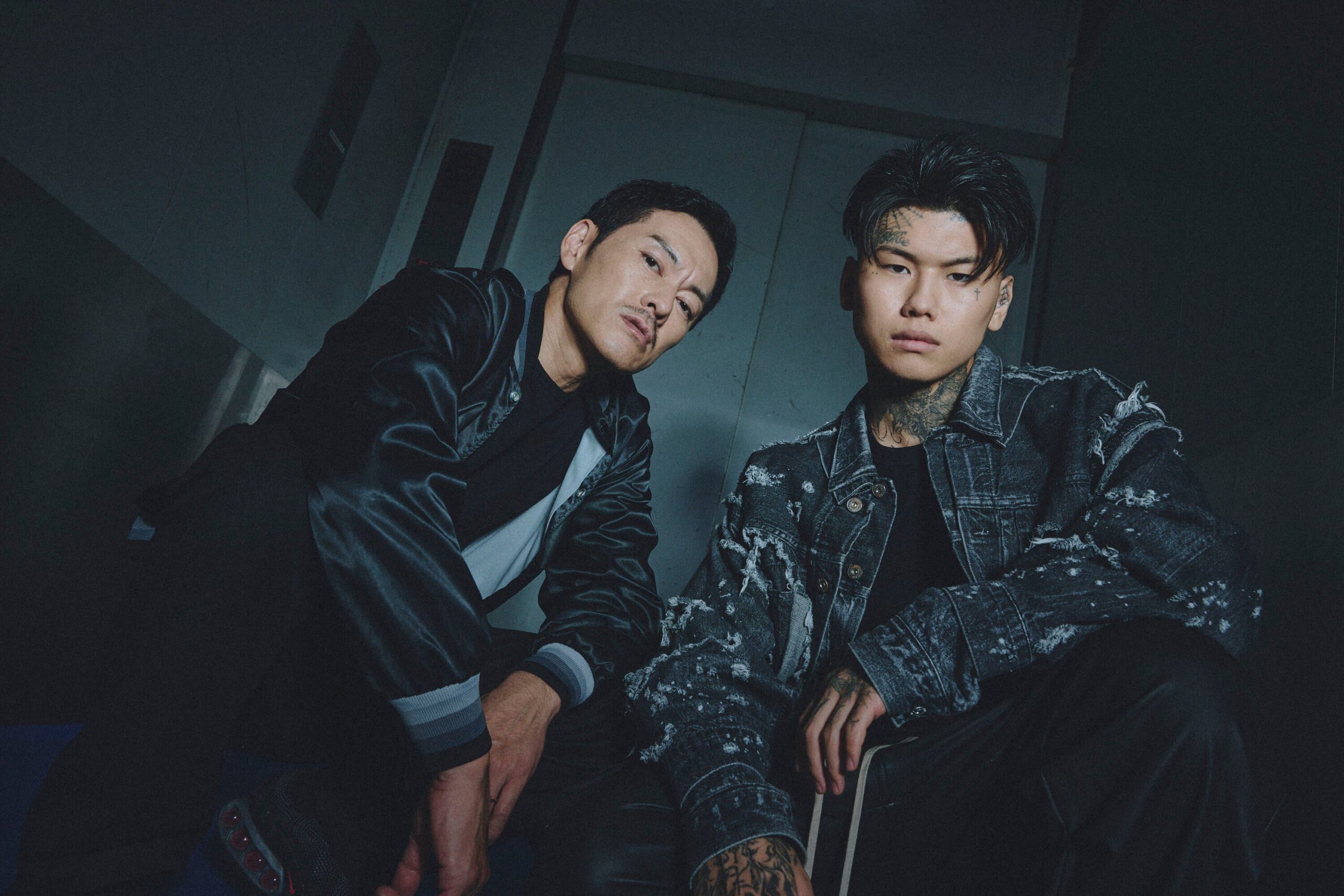 ABEMA『警視庁麻薬取締課 MOGURA』般若×Pxrge TrxxxperがW主演対談を公開、12月23日夜9時から全6話無料一挙配信へ