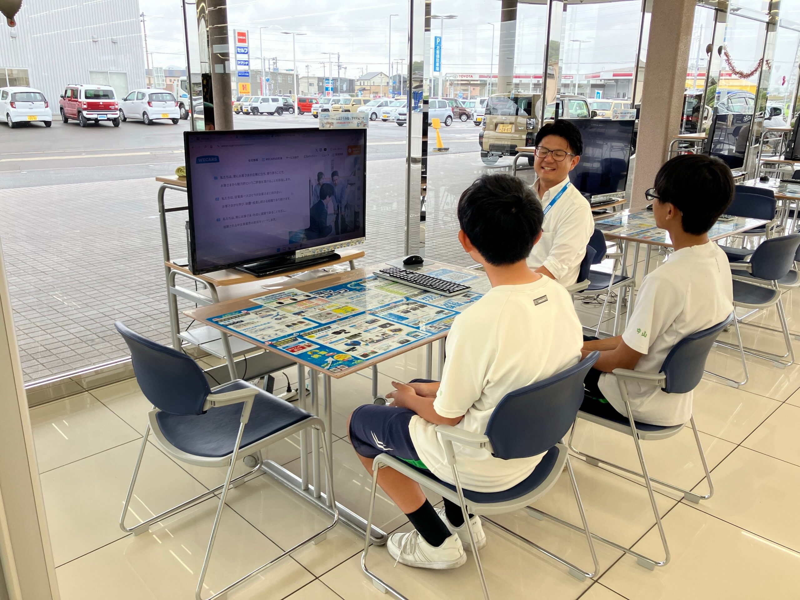 WECARS高松店で中学生2人が2日間の職場体験、整備から商談まで学ぶ WECARS高松店で中学生2人が2日間の職場体験、整備から商談まで学ぶ