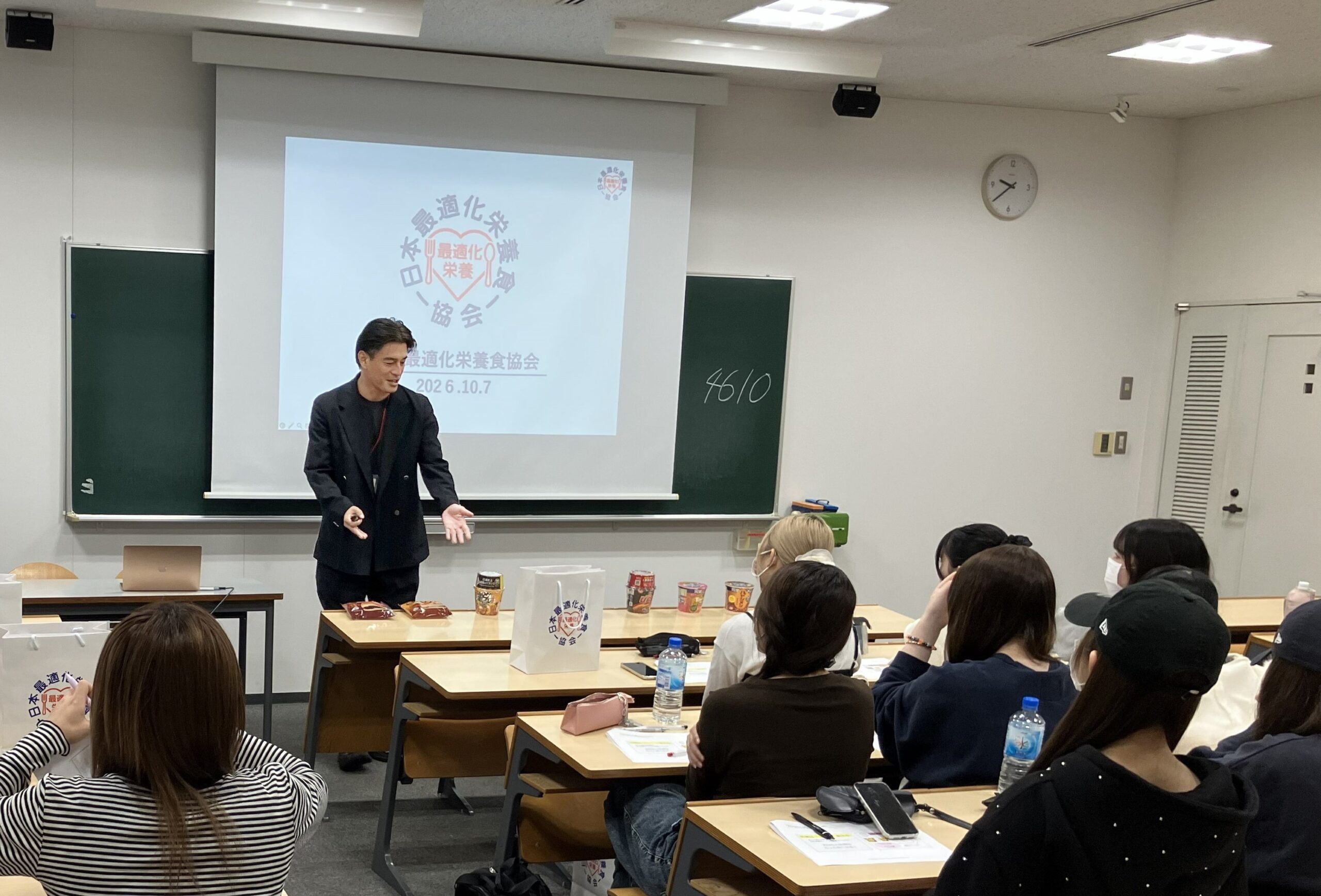 若年女性の「隠れ栄養失調」に警鐘 戸板女子短大で最適化栄養食の特別講義 若年女性の「隠れ栄養失調」に警鐘 戸板女子短大で最適化栄養食の特別講義