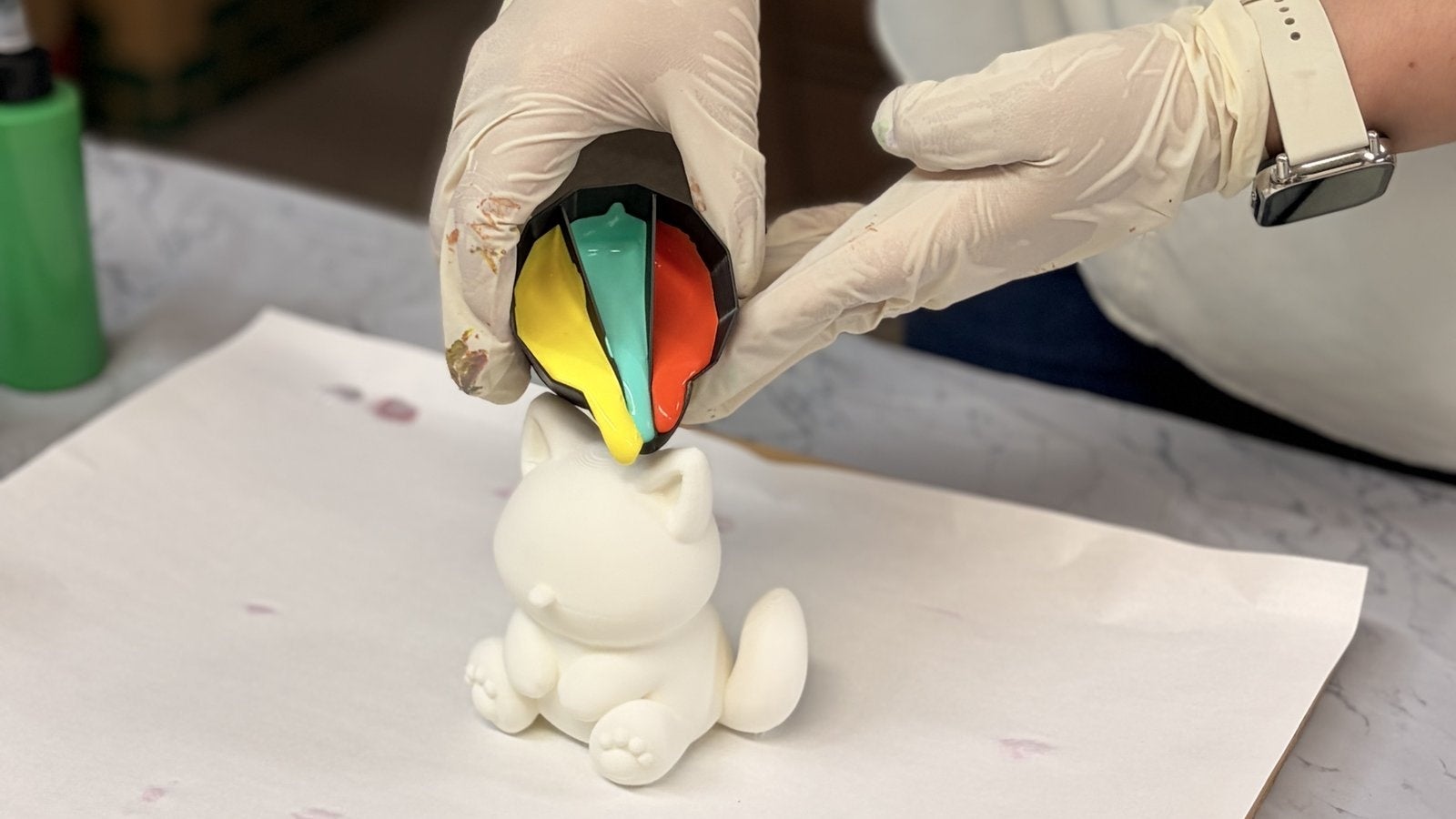 湯島の3DLab、3Dプリントフィギュアに絵の具を流して模様を付ける「ポーリングアート」体験を開始 湯島の3DLab、3Dプリントフィギュアに絵の具を流して模様を付ける「ポーリングアート」体験を開始